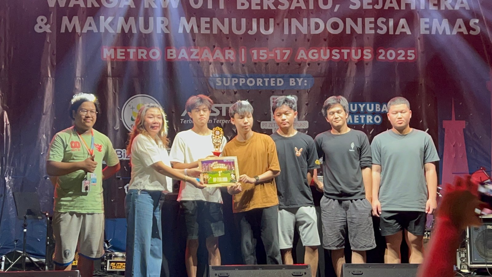 Jual Piala jadi dan piala custom Mahkota Ratu Jaya untuk Pemenang Lomba 17 Agustus