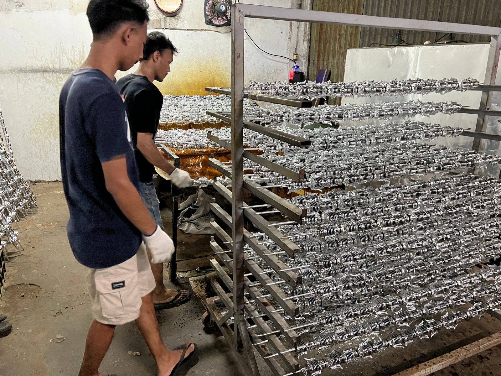 Mahkota Ratu Jaya sebagai Pabrik Piala Custom dengan cara Pesan yang Mudah, Cepat, dan Aman ke Seluruh Indonesia