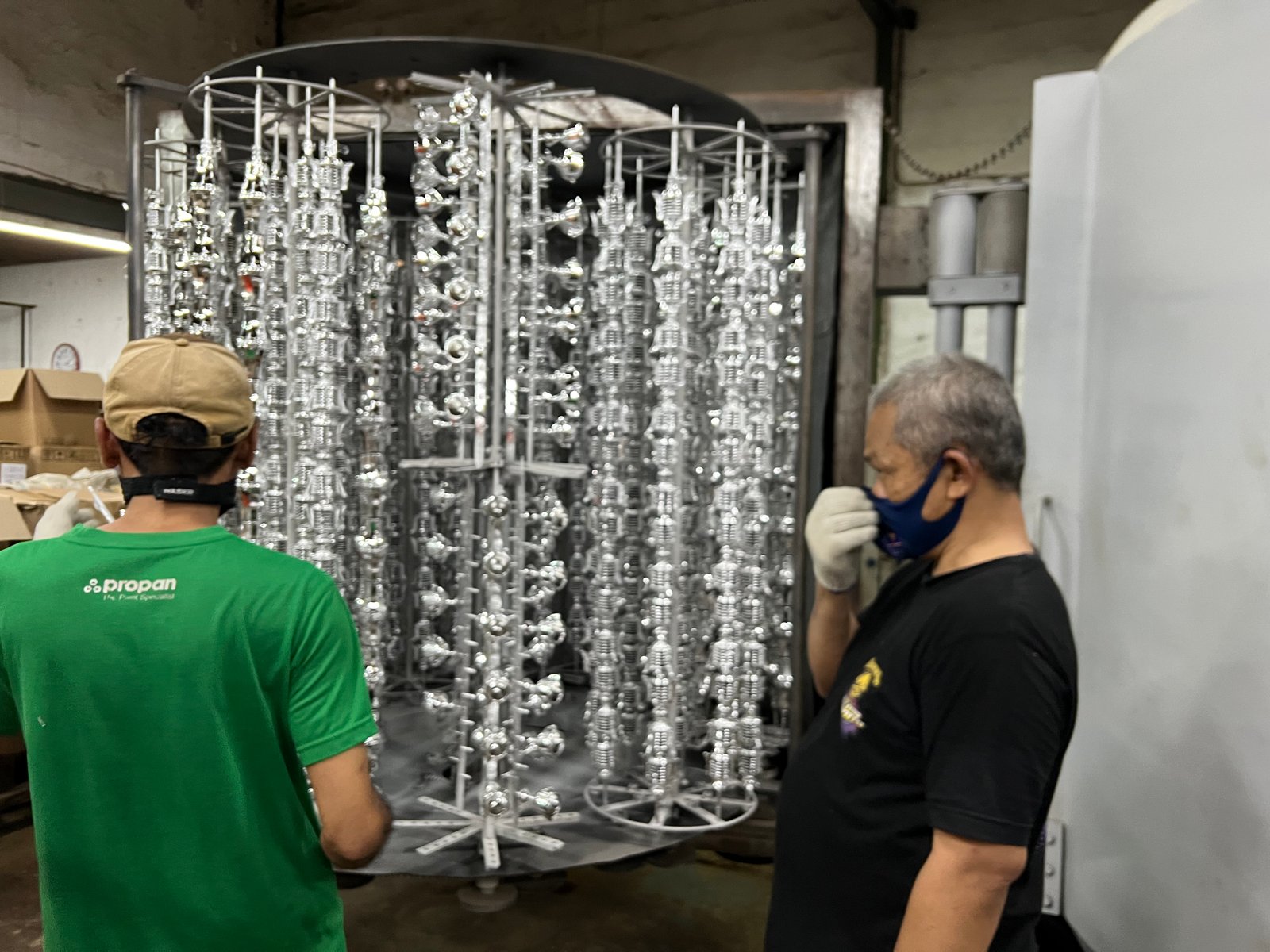 pembuatan piala oleh Supplier Piala Custom dengan Pilihan Material & Desain Fleksibel