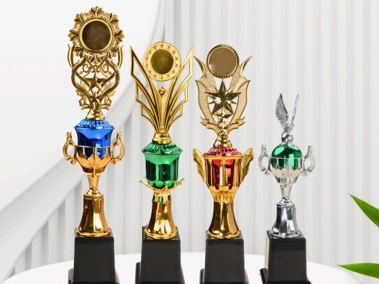 Mahkota Ratu Jaya sebagai Agen Piala Resmi Tanpa Biaya Franchise Besar dengan Modal Awal Minimal, gambar piala rakitan, piala custom