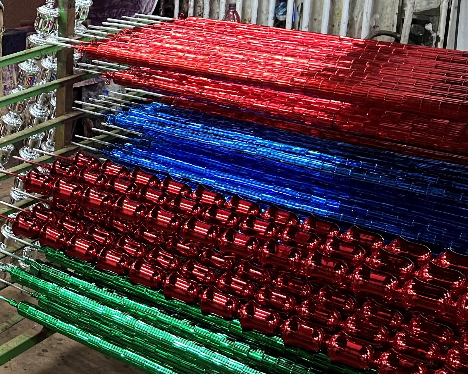 Pabrik Produksi Piala Plastik Custom Mahkota Ratu Jaya untuk Stok Massal