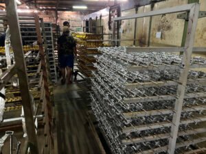 Mahkota Ratu Jaya sebagai Pabrik Produksi Piala Rakitan Massal Terbesar di Jawa