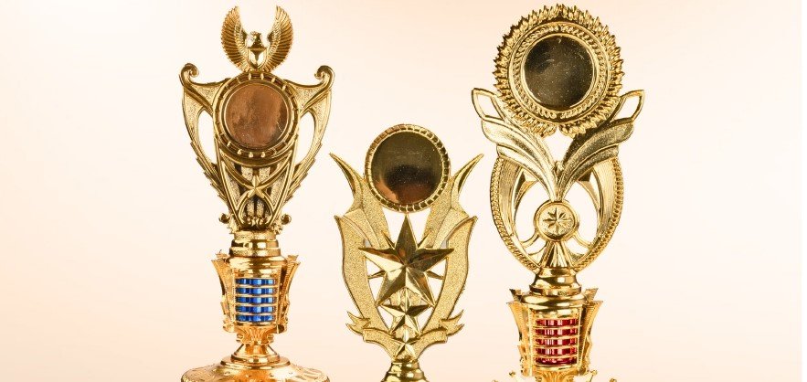 Produsen Piala Plastik Custom: Produksi Piala Massal Harga Grosir Terbaik