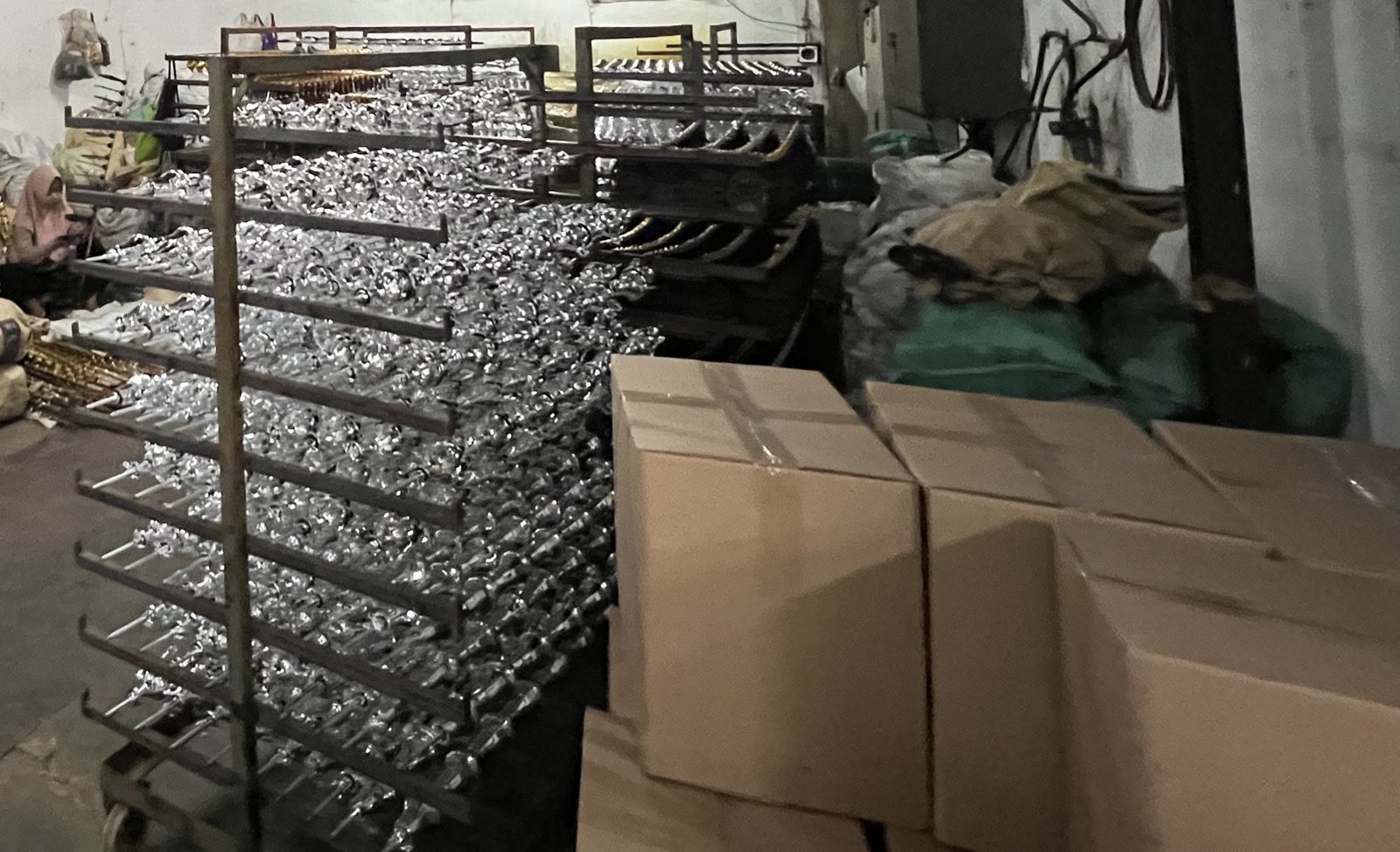 stok piala dari Pabrik Trophy Tangerang Produksi Skala Besar