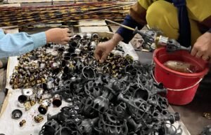 Perusahaan Piala Plastik Rakitan Mahkota Ratu Jaya dengan Komponen Piala Terlengkap