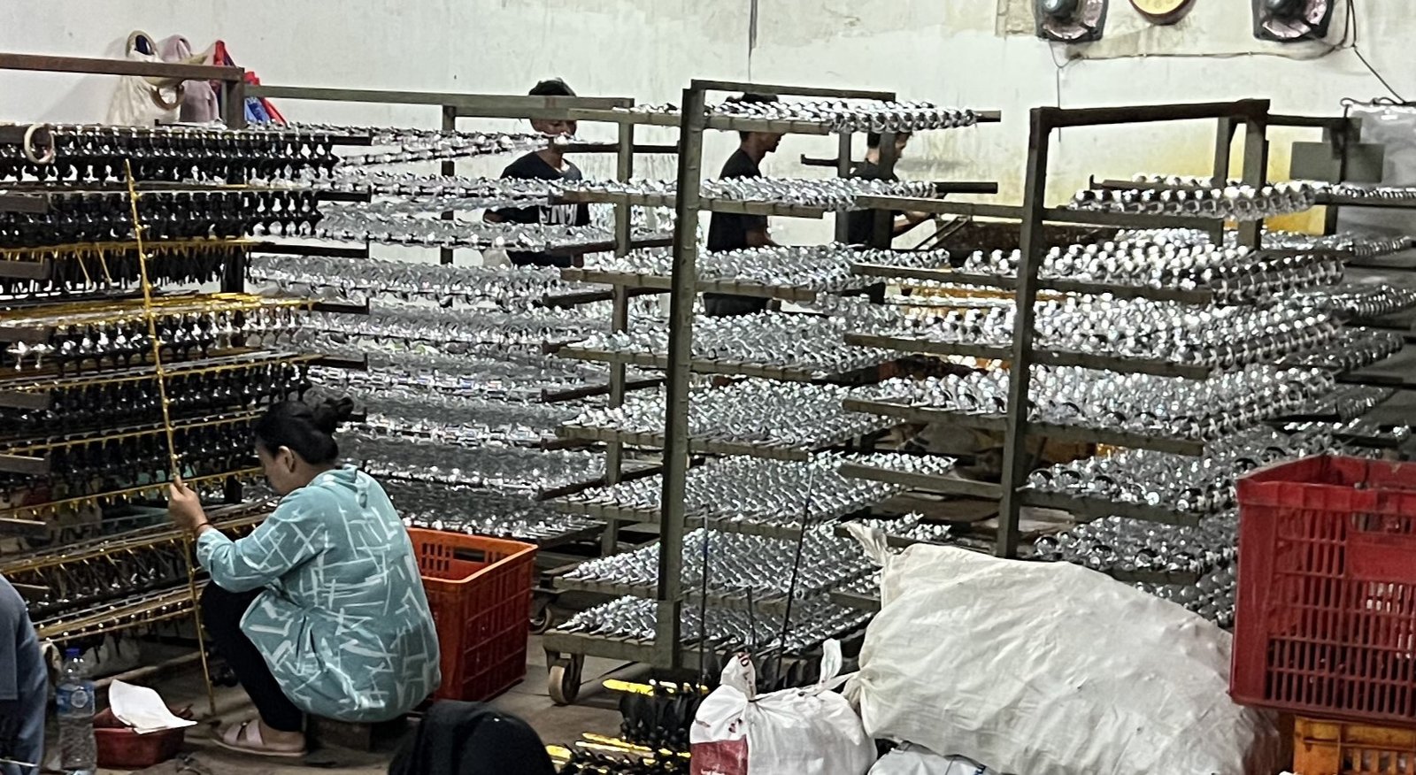 Produsen Custom Piala Penghargaan Mahkota Ratu Jaya untuk Perusahaan