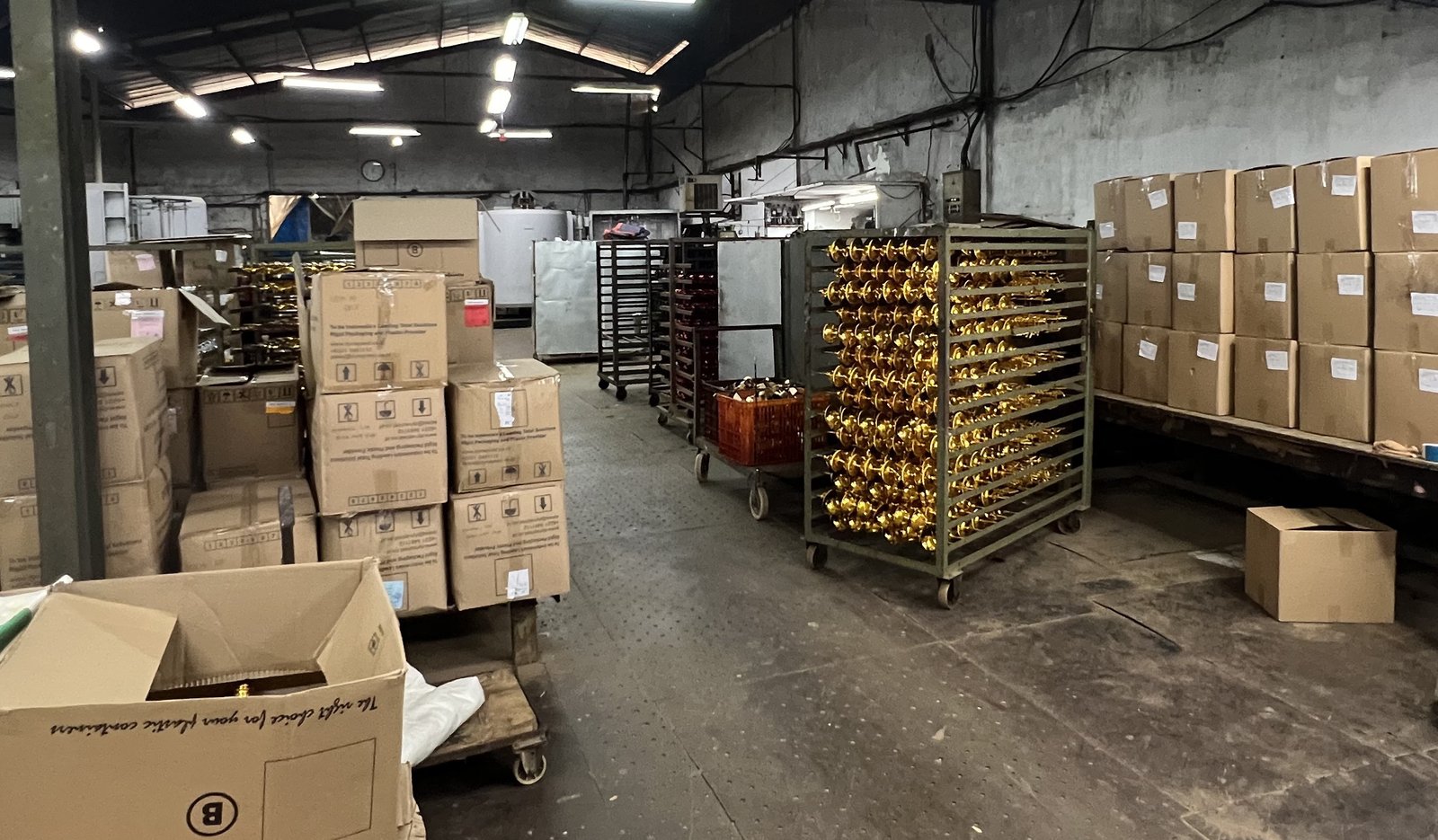 Vendor Grosir Piala Terlengkap Mahkota Ratu Jaya dengan layanan Custom piala & Retail Piala