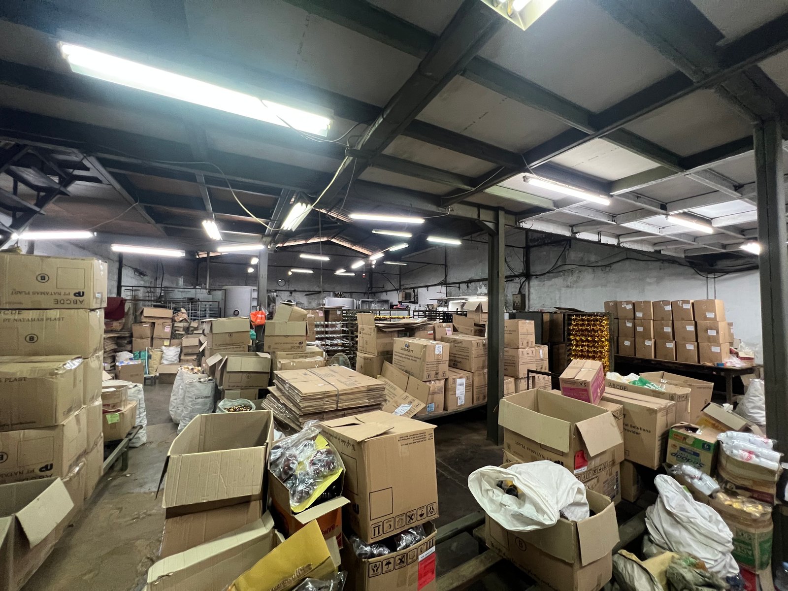 gudang stok piala plastik Mahkota Ratu Jaya