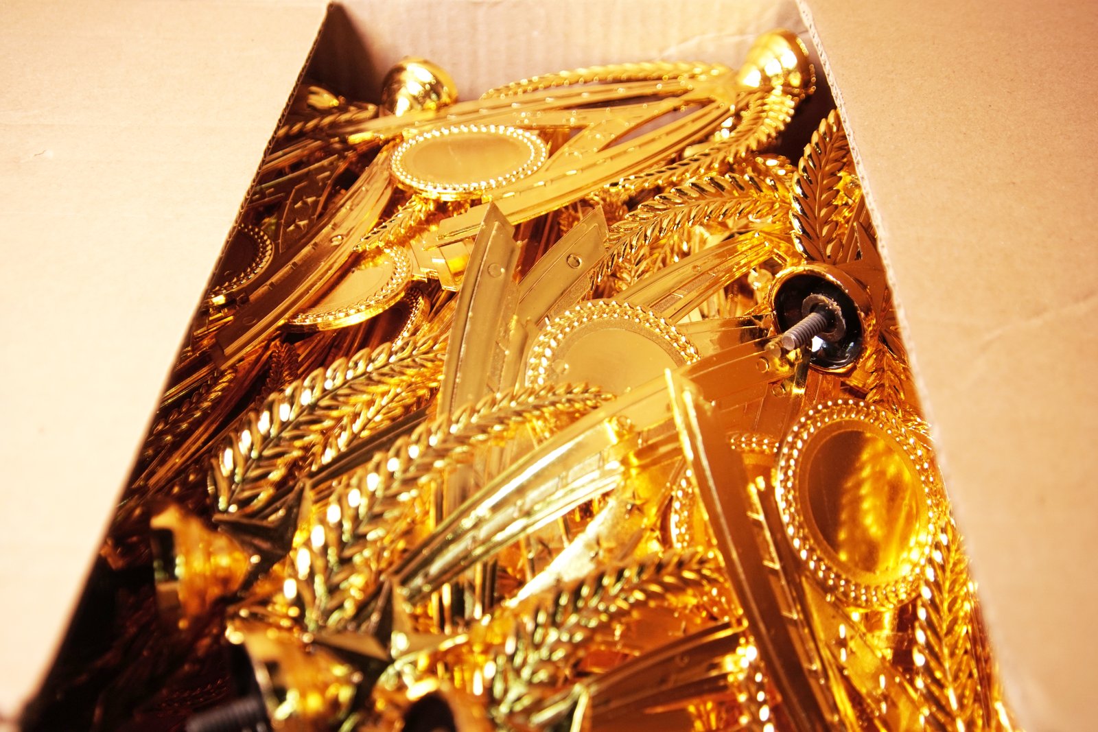 Distributor Piala Jakarta oleh Mahkota Ratu Jaya dengan layanan Pengiriman Cepat ke Seluruh Wilayah Indonesia