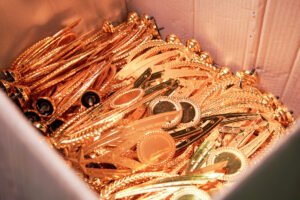 Mahkota Ratu Jaya sebagai mitra Distributor Piala Skala Besar memberi Solusi Supply Chain Toko Piala Anda