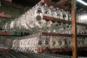 Mahkota Ratu Jaya Jual Piala Plastik Kosongan sebagai Solusi Terbaik untuk Reseller