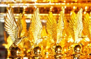 Daftar Harga Piala Plastik Khusus Mitra dari Mahkota Ratu Jaya: Update Terbaru Tahun 2026