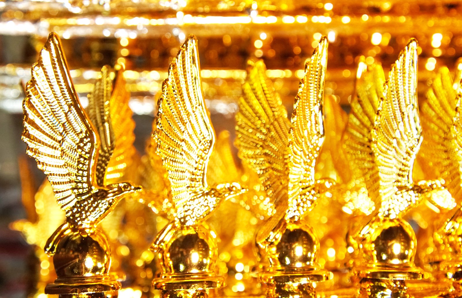 gambar figur piala plastik produksi massal, Daftar Harga Piala Plastik Khusus Mitra dari Mahkota Ratu Jaya Terbaru 2026