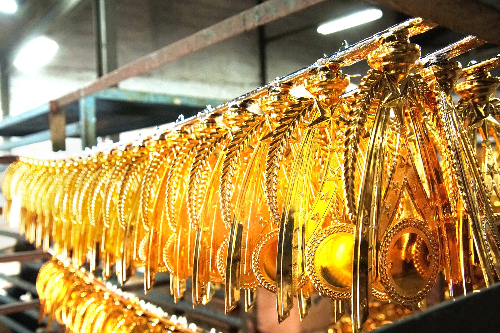 Harga Grosir Trophy Piala Plastik Terbaru 2026 dari Mahkota Ratu Jaya