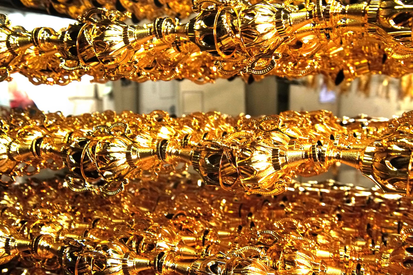 Komponen piala plastik warna gold di jalur produksi Mahkota Ratu Jaya
