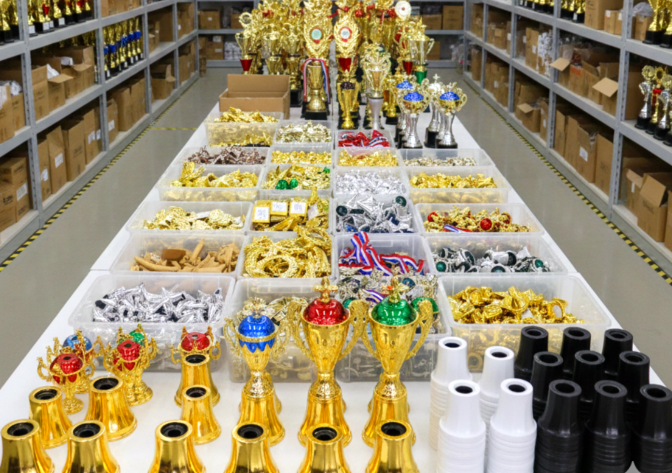 Cara Merakit Piala Penghargaan Menggunakan Komponen Piala Plastik Grosir