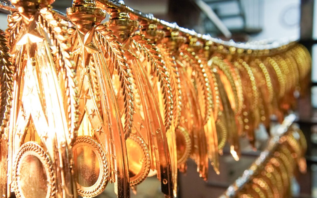 Mengapa Piala Murah Plastik Tetap Bisa Terlihat Mewah? Trik Finishing Emas