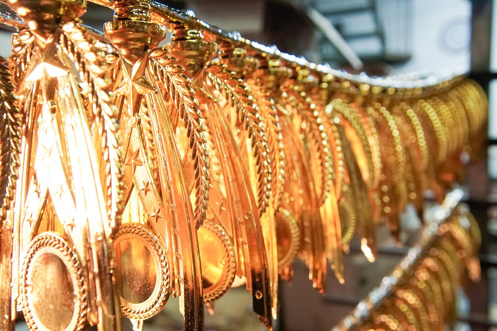 gambar produk piala murah plastik dengan finishing emas