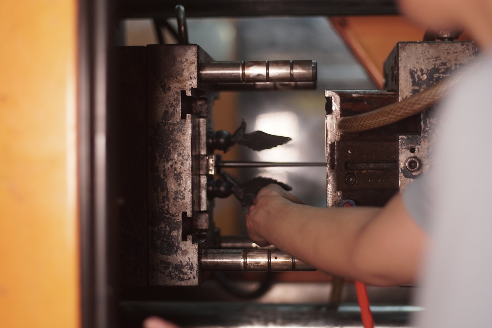 contoh gambar pembuatan piala plastik