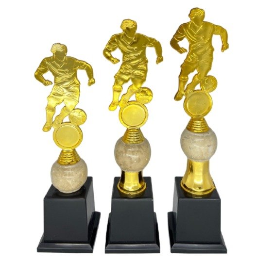 Perbedaan Piala Metal Vs Piala Plastik: Mana Yang Lebih Cocok Untuk Event Anda?