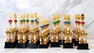 Mahkota Ratu Jaya Jual Piala Kaki 3 Satuan & SET Juara Variasi Piala Terlengkap