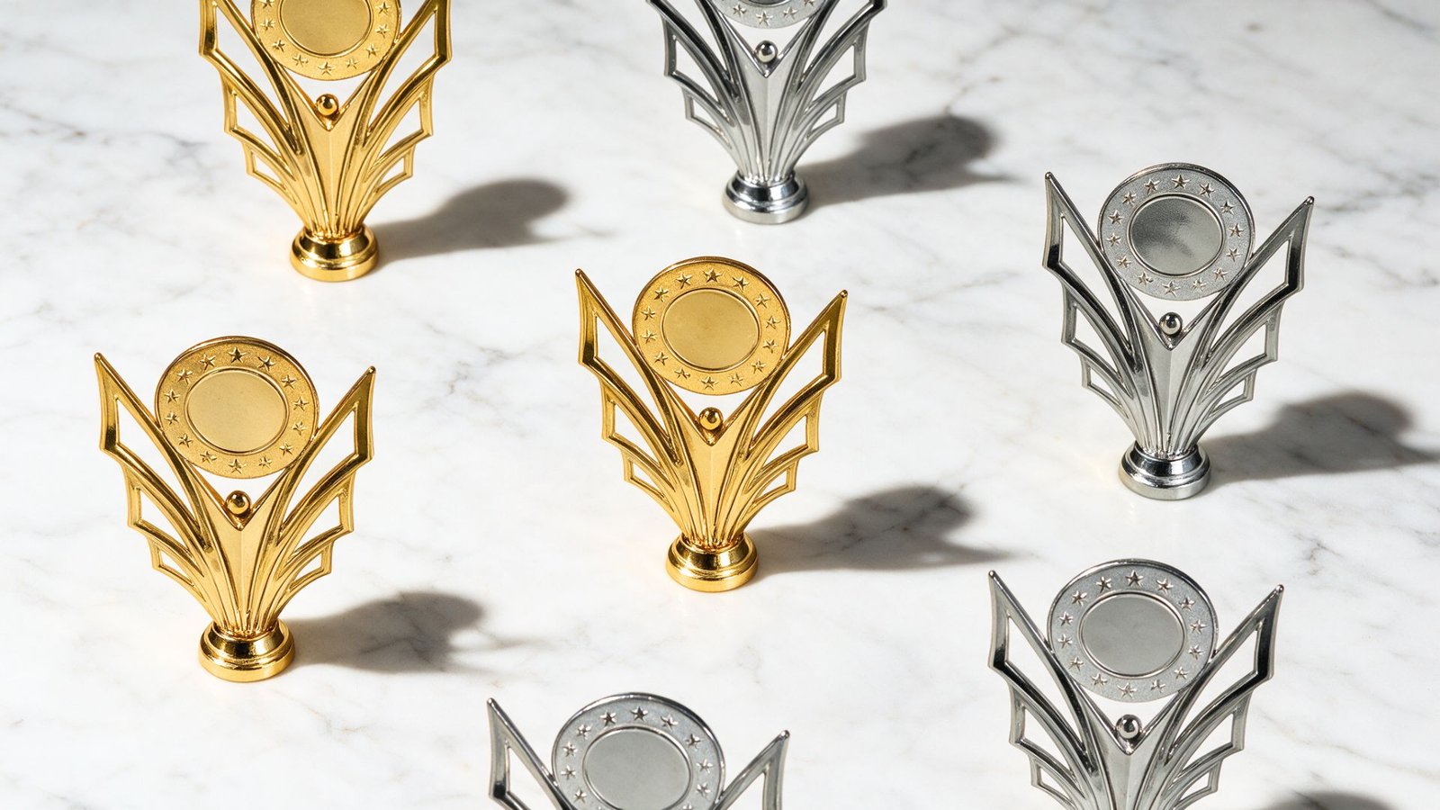 Mahkota Ratu Jaya Jual Piala Motif Daun Terbaru Sedia SET Figur Piala Daun